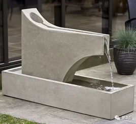 弧形坐凳：聊天赏景两不误