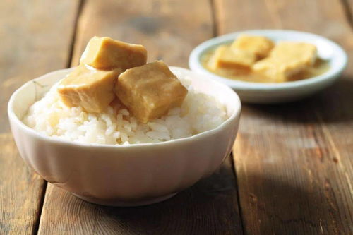 豆腐乳是一种以大豆为原料，经过发酵、腌制而成的传统发酵食品