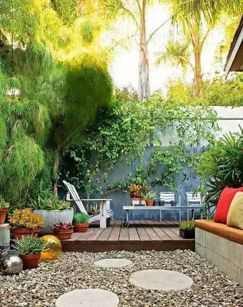 第二， 院子里靠窗的地方也尽量不要种树，这样会影响到室内采光，产生一种压抑感，对身心健康不太好。