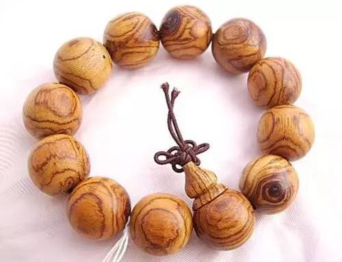 如何根据个人喜好和功效选择蕞适合的木质手串材料？