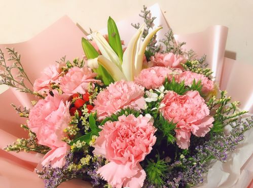 康乃馨花束传递爱与美，请问如何挑选寓意最深的康乃馨花束表达心意