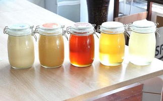 蜂蜜按颜色分为浅色、中色和深色，颜色深浅与蜜源植物种类有关