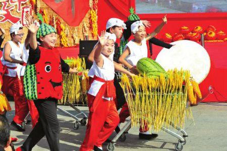 石榴作为丰收、幸福和繁荣的象征，在哪些文化习俗中扮演着重要角色