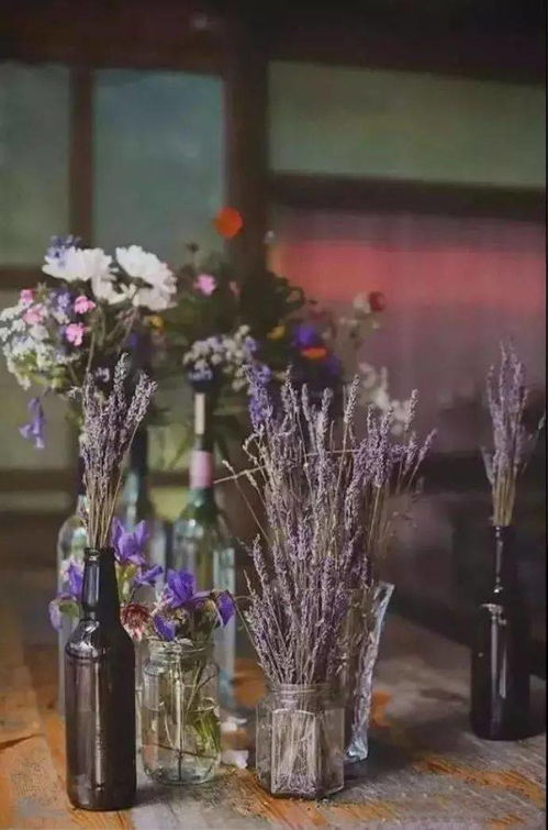 选择适合的干花进行插花