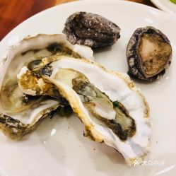 鲍鱼与生蚝，两者均为海味佳肴