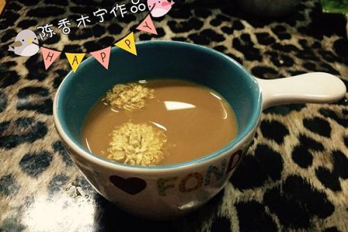 红茶菊花泡水，清热又好喝