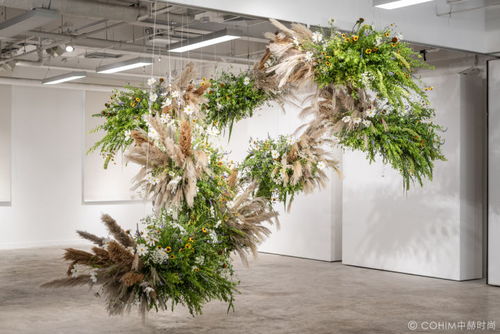 和谐与对比：花材间的相互关系