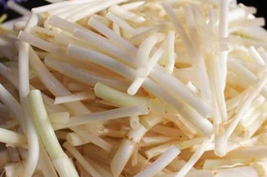 白芹是一种常见的蔬菜，可凉拌、炒食或做汤