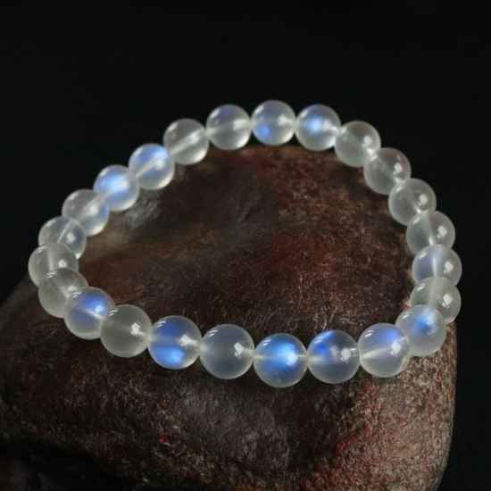 月光石的传说：月亮的碎片还是爱情的信物？