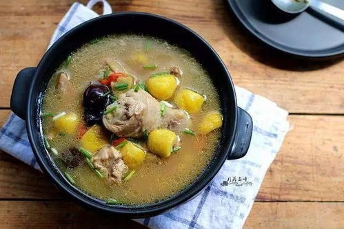 栗子煲鸡汤是一道以栗子和鸡肉为主要食材的传统中式汤品