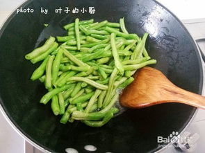 干煸豆角是一道经典川菜，以豆角为主料