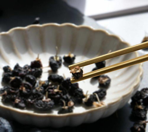黑枸杞菊花泡水，养生功效知多少