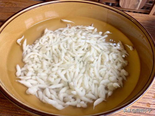 一百斤玉米粉配多少鱼粉，谷子70斤、玉米20斤、莱子饼5斤、鱼粉5斤，蛋白含量有多少？