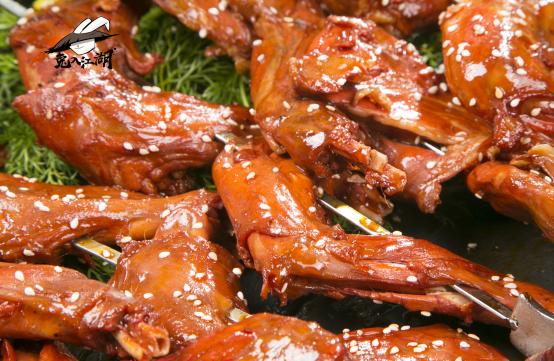 兔食品加工涉及将兔肉等原料通过切割、烹饪等步骤制成可直接食用的产品