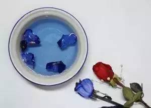 闻气味、 观察颜色、检查花瓣和内芯，了解染色技术