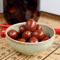醋泡鸡蛋是一种传统食疗方法，具有多种保健功效