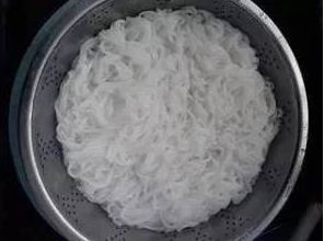 汾阳一小作坊粉条违规添加明矾，威胁食品安全