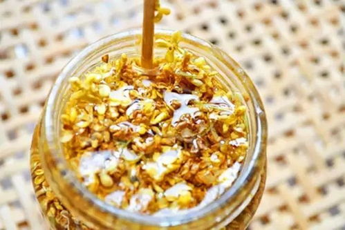 桂花蜜是以干桂花为主要原料，通过浸泡、熬制等工艺制成的甜味食品