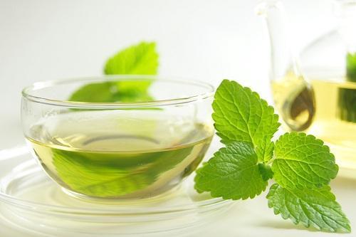 绿茶洗脸：揭秘其好处与潜在风险，助你美容护肤！