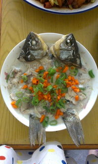 芙蓉鲫鱼源于湖南菜系，以鲜嫩鱼肉和芙蓉蛋皮为主料