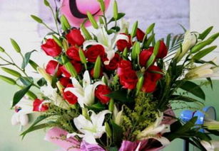 百合玫瑰花束：美好祝福的传递者