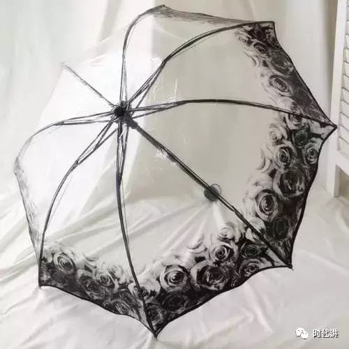 这把巨伞，遮风挡雨