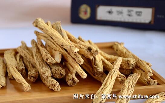 中药材党参，它跟沙参长得实在太像了来kankan小伙是如何区分的。鲜货党参也开始踩挖了党参如何晾晒，原来党参是这样kan它的年龄。