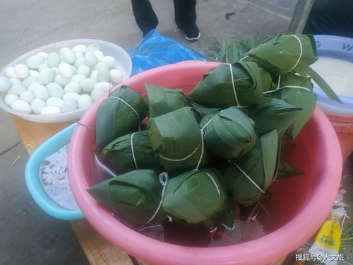 端午节花市， 花团锦簇，却有人愁眉苦脸