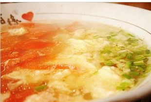 鸡蛋汤是一道以鸡蛋为主要食材，加入清水、盐等调料熬制而成的家常汤品