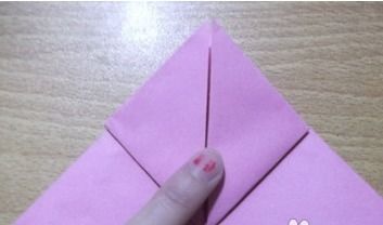 将纸巾对折，形成三角形