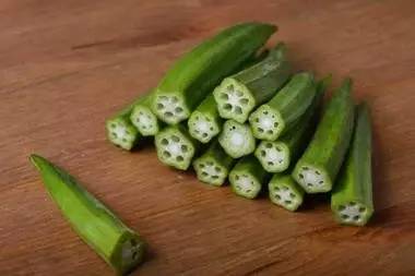 秋葵何时绽放花蕾？