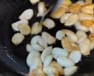 鸡拉稀首选抗生素，土法可试用大蒜、姜、茶叶