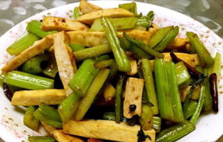 胡萝卜芹菜炒豆干，益肝明目佳肴