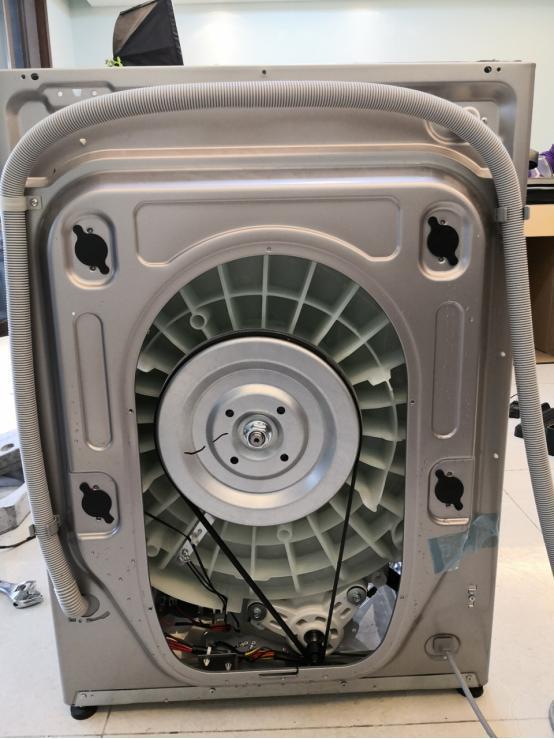 第一步：揭开洗衣机盖子