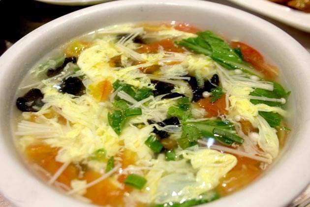 鸡蛋汤是一道以鸡蛋为主要食材，加入清水、盐等调料熬制而成的家常汤品