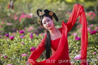 “国色天香独占春，此花何故艳惊魂