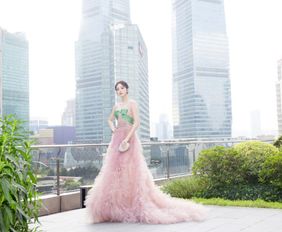 蔷薇花象征爱情与美丽，源于古罗马神话中爱与美的女神维纳斯