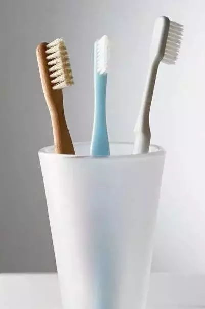 清除霉菌， 牙刷也Neng派上用场