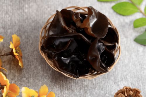 乌梅干富含多种营养，食用时需注意适量
