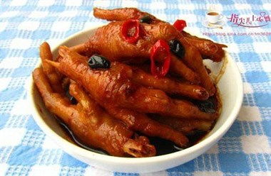 热锅凉油， 爆香姜蒜