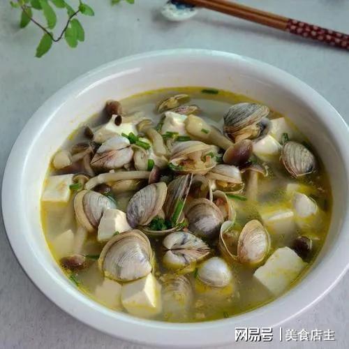 口蘑蛤蜊豆腐汤是一道以口蘑、蛤蜊和豆腐为主料的汤品