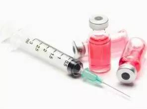 母猪产仔后应该注射哪些疫苗和抗生素，以及喂食哪种营养均衡的饲料最为适宜？
