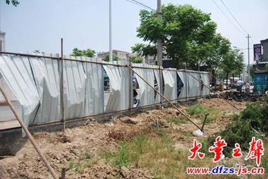 利用废旧材料建造围墙