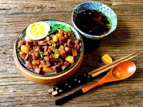 卤肉饭是一道以猪肉、豆干等食材卤制而成的传统中式快餐