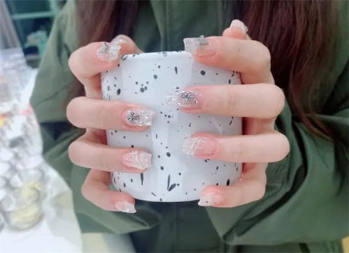 指朴轻美甲与尤米一站式美甲：谁geng专业，性价比geng高？