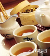 绿茶含有咖啡因，过量饮用可能导致失眠、心悸等副作用
