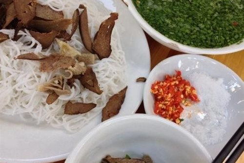 鱼粉在鱼饲料中占比多少时配方中还需添加哪些成分以优化营养结构？