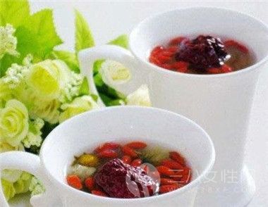 红枣枸杞菊花冰糖茶，喝了身体好
