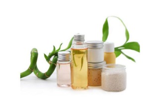 天然植物原料有哪些分类？它们在化妆品中的应用有哪些核心特点？