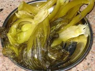 酸菜是经过发酵的蔬菜，一般不建议直接生吃